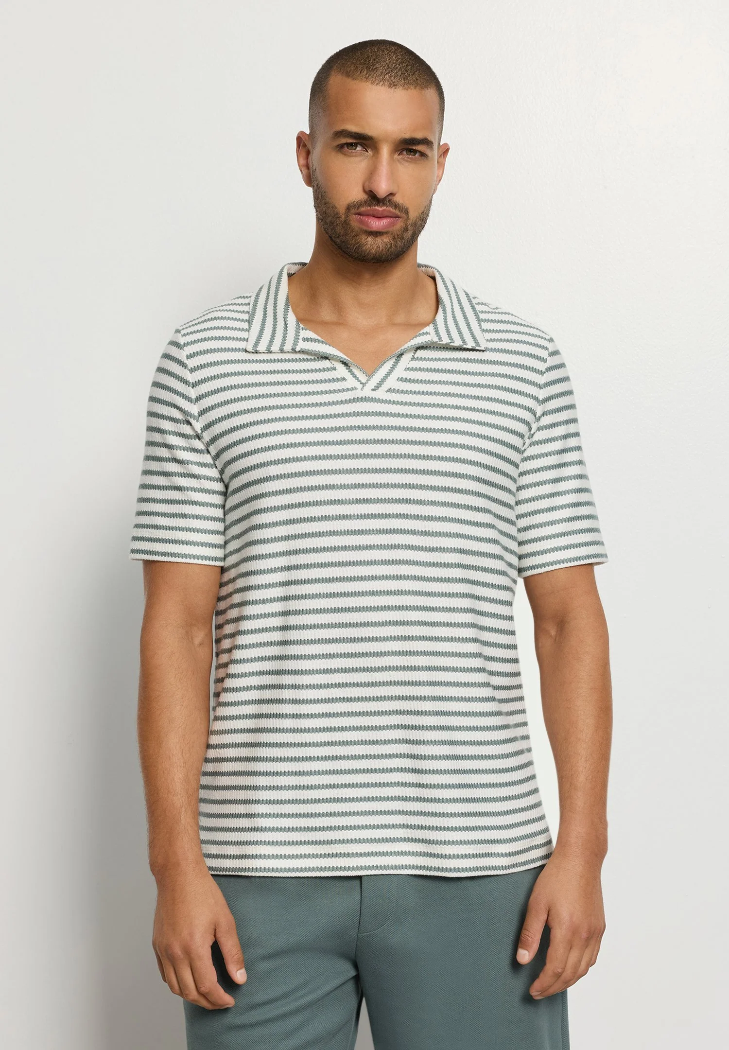 Travelwear S/SLV Shirt V-Neck | studio green stripes 075865-073114 - Image 3
